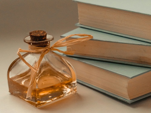 Isolongifoline: kluczowy surowiec do syntezy perfum drzewnych